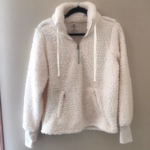 Adrienne Vittadini Sport Woman’s Faux Fur Jacket w/Thumb holes. Flaw in pocket